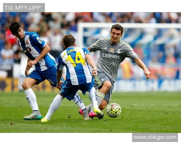 足球明星后卫的传奇之路与战术解析如何塑造现代足球的防线